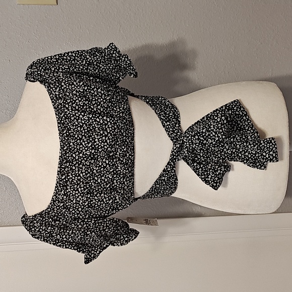 2 Bella Black and White Floral Crop Top - Picture 3 of 7